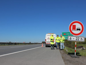 VIDEO: Na D1 přibyly další značky, které řidičům kamionů zakazují předjíždění. Celkem jich bude 250