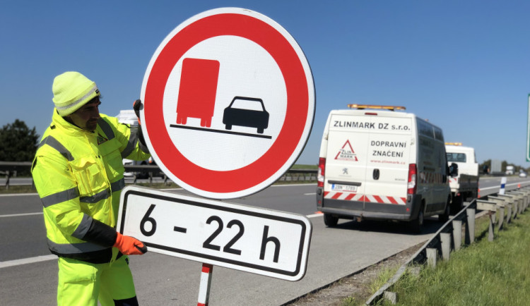 VIDEO: Na D1 přibyly další značky, které řidičům kamionů zakazují předjíždění. Celkem jich bude 250