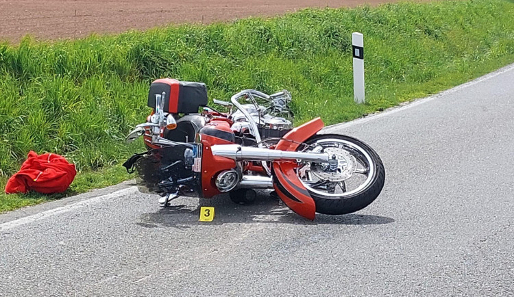 Po vážné nehodě motocyklu a osobního automobilu u Chýnova na Táborsku zůstal jeden těžce zraněný