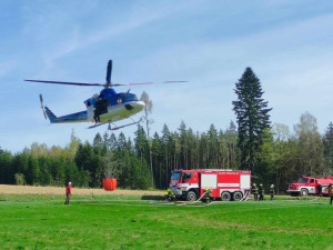 U Horní Cerekve hoří les, byl povolán i vrtulník. S plameny bojuje třináct jednotek