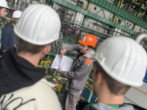 FOTO: Maturity začaly i v dukovanské elektrárně. Energetika zajímá nejen studenty, ale i studentky