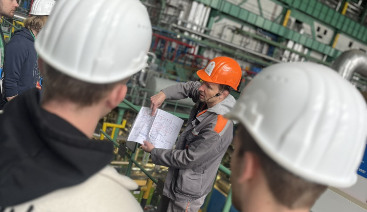 Maturity začaly i v dukovanské elektrárně. Energetika zajímá nejen studenty, ale i studentky