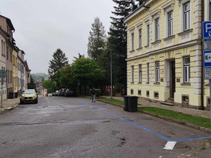Ulice Fibichova a Zahradní zmodraly. Platit se mi moc nechce, budu asi parkovat Na Slunci, říká řidič