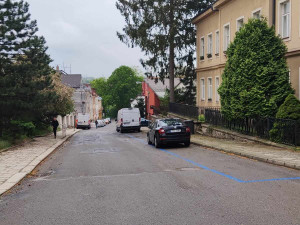 Ulice Fibichova a Zahradní zmodraly. Platit se mi moc nechce, budu asi parkovat Na Slunci, říká řidič