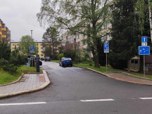 Ulice Fibichova a Zahradní zmodraly. Platit se mi moc nechce, budu asi parkovat Na Slunci, říká řidič