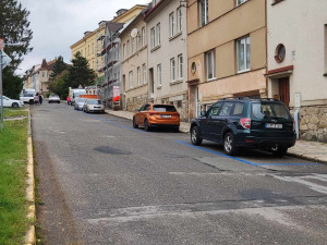 Ulice Fibichova a Zahradní zmodraly. Platit se mi moc nechce, budu asi parkovat Na Slunci, říká řidič