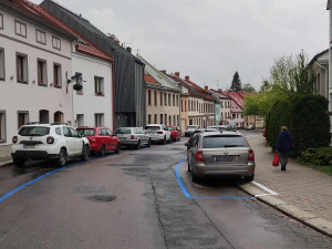 Ulice Fibichova a Zahradní zmodraly. Platit se mi moc nechce, budu asi parkovat Na Slunci, říká řidič