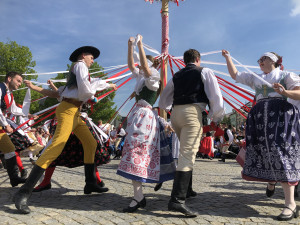 VIDEO: Májové slavnosti v Jihlavě ve znamení růžového vína a folkloru. Podívejte se na letošní zaplétání máje