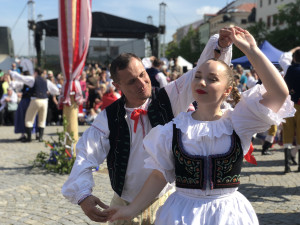 VIDEO: Májové slavnosti v Jihlavě ve znamení folkloru. Podívejte se na letošní zaplétání máje