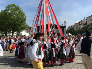 VIDEO: Májové slavnosti v Jihlavě ve znamení folkloru. Podívejte se na letošní zaplétání máje