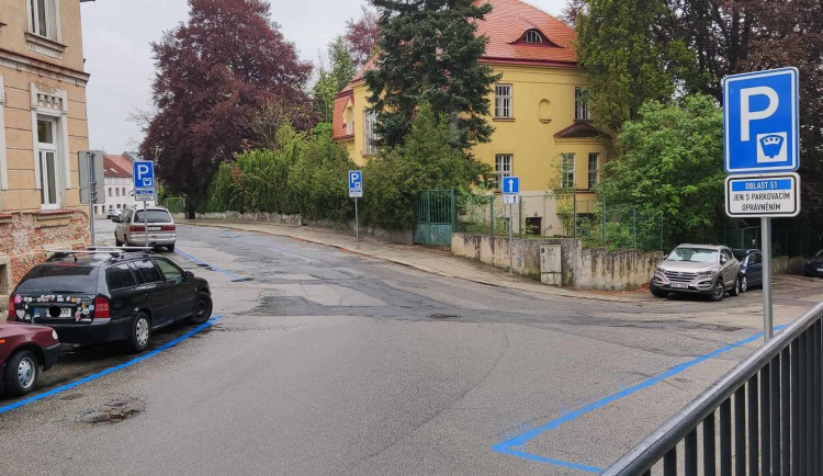 Ulice Fibichova a Zahradní zmodraly. Platit se mi moc nechce, budu asi parkovat Na Slunci, říká řidič