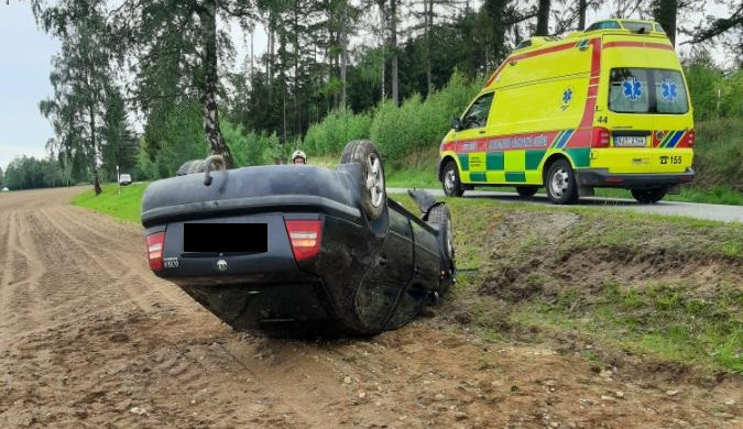 Muž se opil a v Polné skončil s autem na střeše. Na alkoholtesteru svítilo přes dvě promile