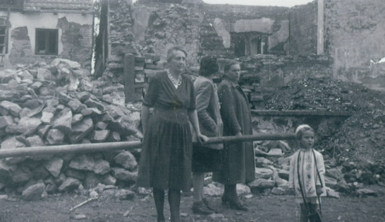 Foto z bombardování Dalešic na Třebíčsku, zdroj: archiv kronikáře Rudolfa Špačka