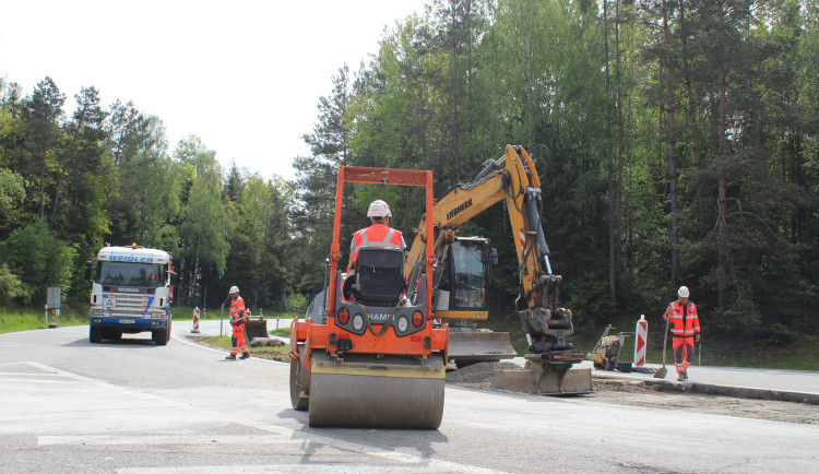 Stavba nové okružní křižovatky na přivaděči dnes začala. Podívejte se na zahájení prací