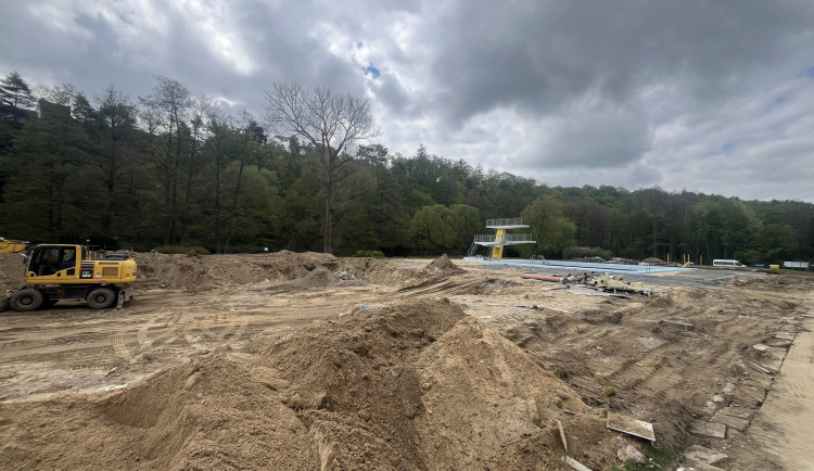 Třebíčská Polanka se mění před očima, vodu v bazénech vystřídaly bagry. Podívejte se