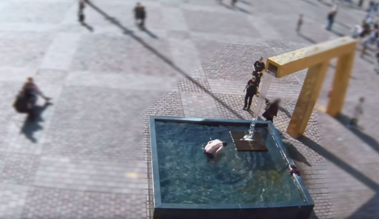 VIDEO: Polonahý muž za bílého dne lovil mince z kašny na náměstí. Na chodce vystrkoval téměř holé pozadí