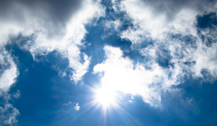 Předpověď na týden: Budou se hodit sluneční brýle i deštník, říkají meteorologové