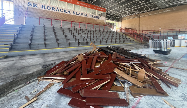 FOTO: V Třebíči už začala rekonstrukce stadionu. Podívejte se, jak to teď vevnitř vypadá