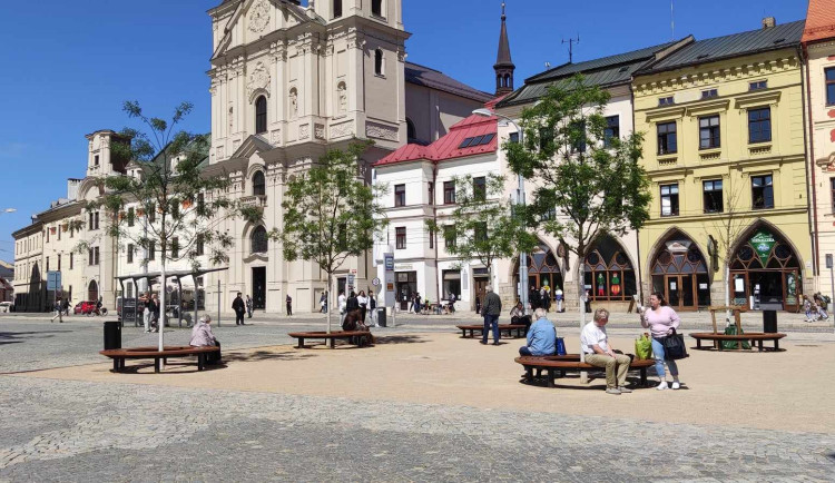 Každý z pěti jerlínů na náměstí má nově kruhovou lavičku. Investice vyšla na 380 tisíc korun