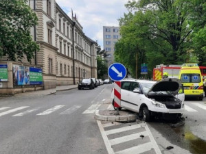 Řidič Fabie v Jihlavě na chvilku usnul a narazil do ostrůvku u přechodu. Tři lidé se zranili a skončili v nemocnici