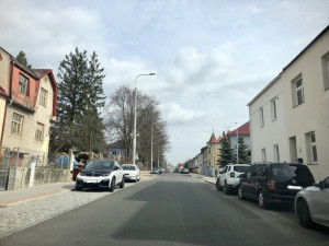 Nové ulice s modrými čárami a nová aplikace pro placení. Parkování v Jihlavě se stále vyvíjí