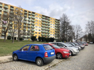 Nové ulice s modrými čárami a nová aplikace pro placení. Parkování v Jihlavě se stále vyvíjí