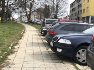 Nové ulice s modrými čárami a nová aplikace pro placení. Parkování v Jihlavě se stále vyvíjí