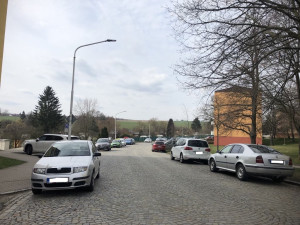 Nové ulice s modrými čárami a nová aplikace pro placení. Parkování v Jihlavě se stále vyvíjí