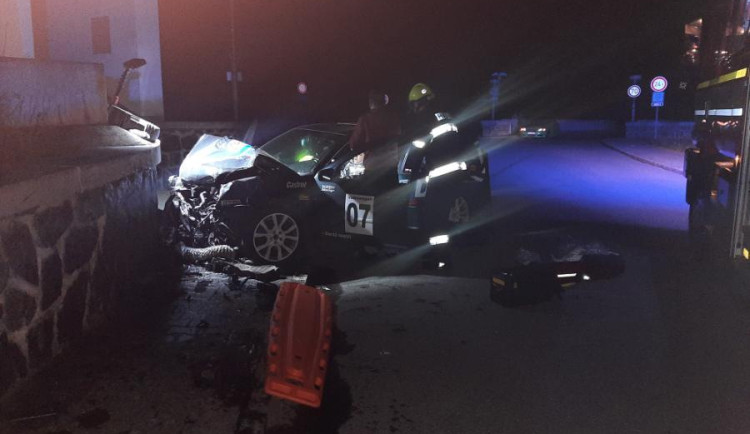 Řidička na hrázi přehrady dostala ve vysoké rychlosti smyk a narazila do zdi. Nehoda si vyžádala zásah vrtulníku