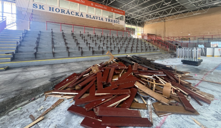 V Třebíči už začala rekonstrukce stadionu. Podívejte se, jak to teď vevnitř vypadá 