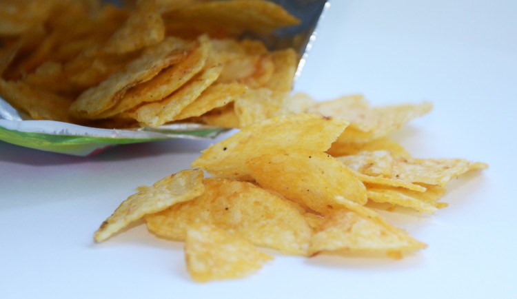 Napomenul pasažéry kvůli rozsypaným brambůrkám. Jeden z nich ho napadl