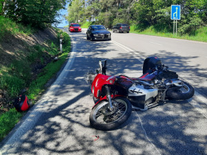 Incident v Kostelci u Jihlavy. Řidička se srazila s motorkářem, toho zdravotníci převezli do nemocnice