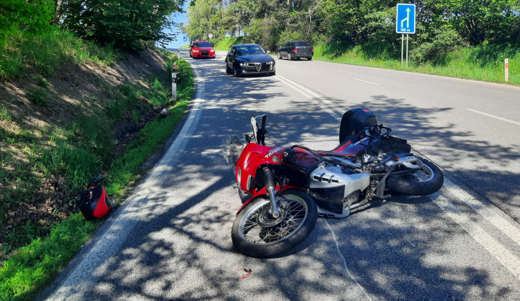 Incident v Kostelci u Jihlavy. Řidička se srazila s motorkářem, toho zdravotníci převezli do nemocnice 