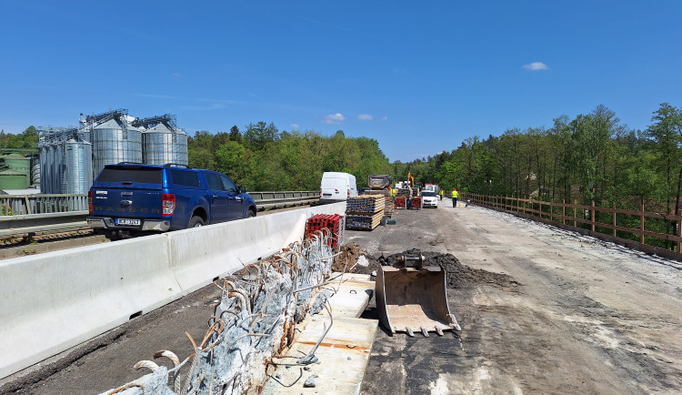 Oprava mostu na Havlíčkobrodsku za 33 milionů pokračuje. Dělnici tu pracují sedm dní v týdnu