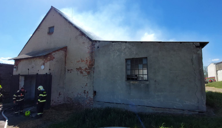 Úhyn devíti telat, druhý stupeň poplachu. Osm jednotek na Jihlavsku zasahuje u požáru kravína