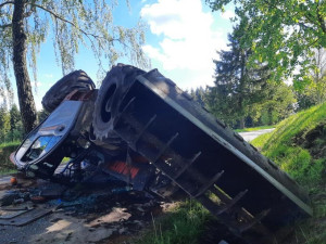 Škoda za milion korun: Mladý řidič po technické závadě vyjel ze silnice a převrátil pracovní stroj