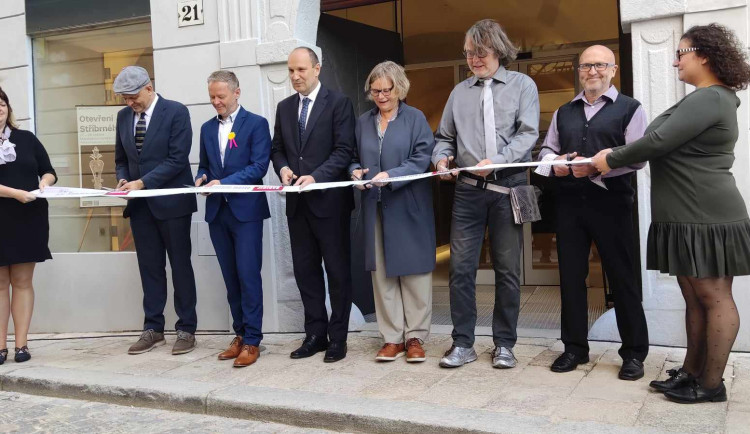 Slavnostní přestřižení pásky při oficiálním otevření Stříbrného domu.
