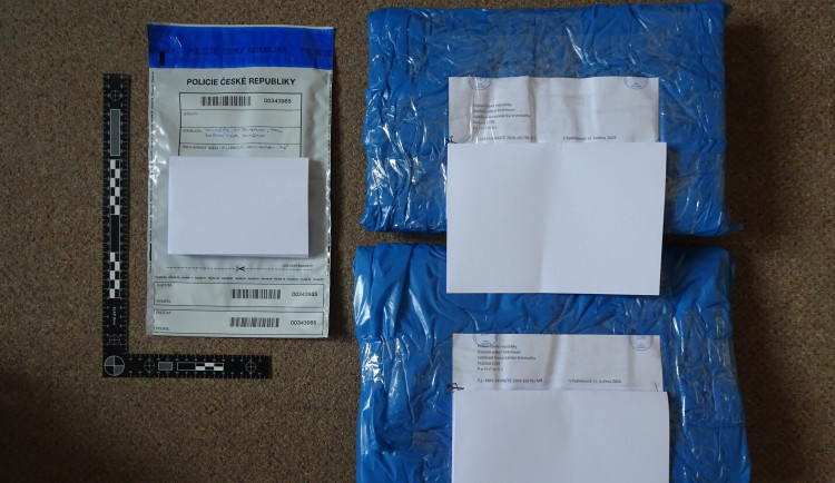 Zabalené stopy - mobilní telefon a notebooky. Foto: poskytla Policie ČR