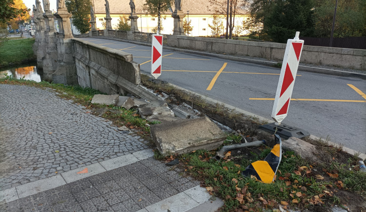 Opilý mladík naboural barokní most ve Žďáru. Ten čeká oprava, dopravu budou řídit semafory