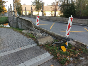 Opilý mladík naboural barokní most ve Žďáru. Ten čeká oprava, dopravu budou řídit semafory