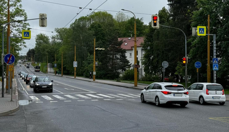 Spolehlivější řízení provozu na Okružní ulici: Žárovky v semaforech prošly modernizací za stovky tisíc