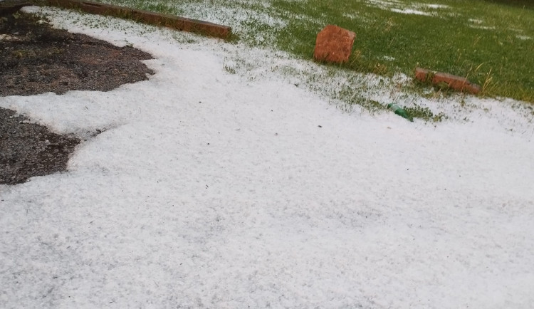 Telčí prošlo nad ránem ničivé krupobití. Vše je rozbité a pomlácené, hořekují místní. Foto: Pavel Sebastián Šebesta/facebook Telč a okolí