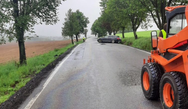 Nehody na Vysočině: U Cerekve se srazilo auto s pracovním strojem, pro motorkáře na Pelhřimovsku letěl vrtulník