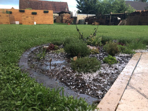 VIDEO: Bílo na Jihlavsku. Divoký závěr víkendu, zahrádkáři sčítají škody po supercelární bouři a kropobití