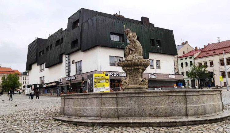 Obchodní dům prior na Masarykově náměstí byl otevřený 19. května 1983