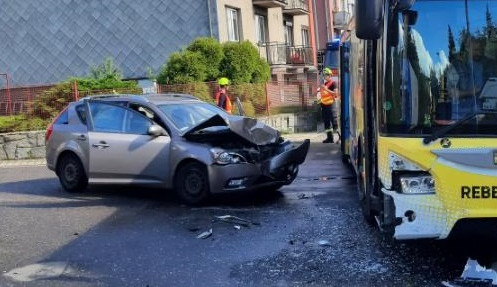 Řidička ve Žďáru odbočovala a narazila do autobusu, který jel po hlavní. Skončila v péči lékařů
