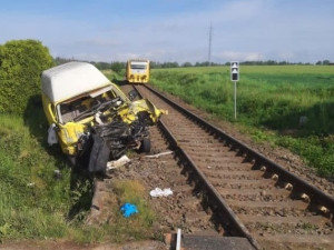 Záchranné složky zaměstnala nehoda vlaku a auta. Řidič se zranil a byl převezený do nemocnice