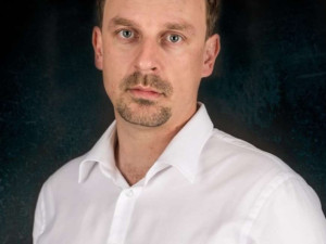 Policisté pořádají sbírku pro kamaráda. Po skoku do bazénu bojuje o život