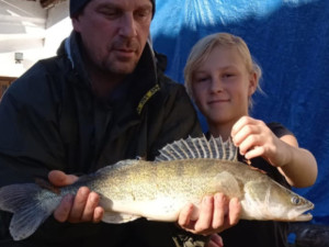 Policisté pořádají sbírku pro kamaráda. Po skoku do bazénu bojuje o život
