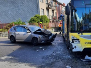 Řidička ve Žďáru odbočovala a narazila do autobusu, který jel po hlavní. Skončila v péči lékařů